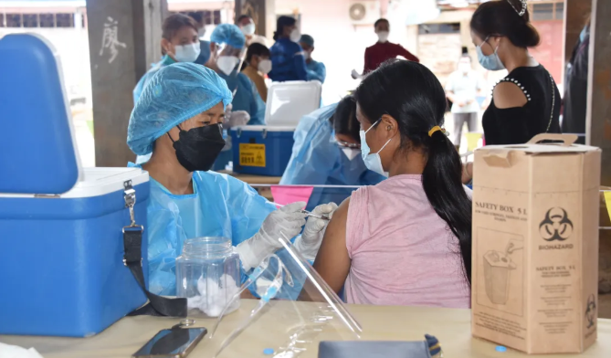 缅甸果敢老街区第二剂疫苗接种工作向周边乡镇推进
