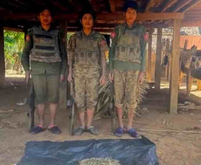 三名缅甸国防军携带武器投诚克伦解放军