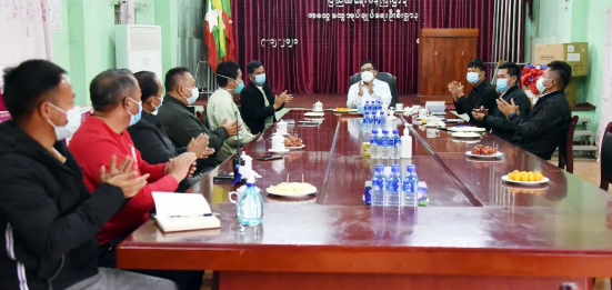 缅甸果敢自治区领导视察基层单位慰问基层干部
