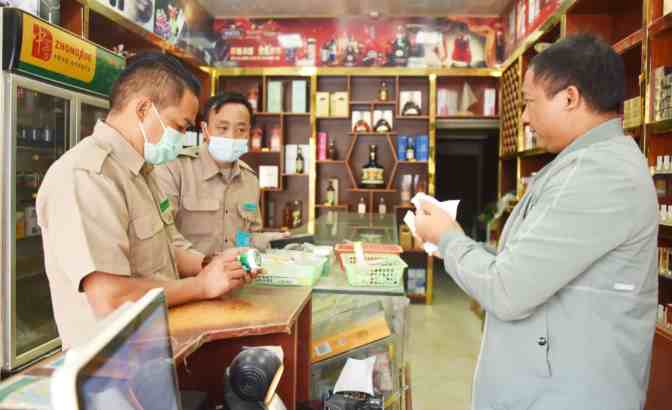 缅甸果敢自治区经济发展管理局卫生处与稽查处联合突击检查市区内医药品及食品安全卫生