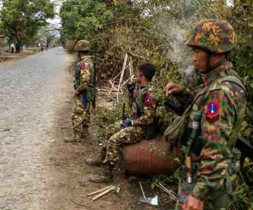 缅北克钦独立军总部拉咱附近，军方与民武高度对峙